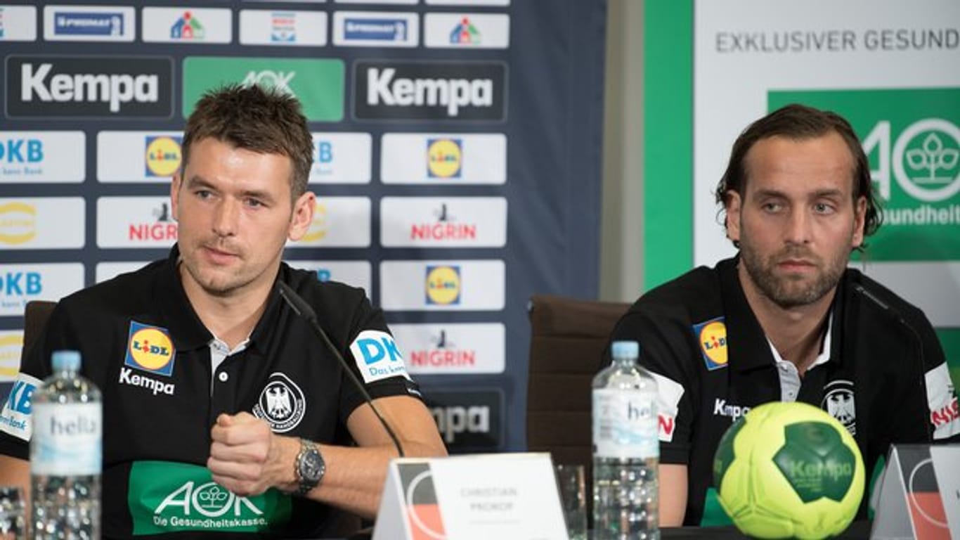 Handball-Bundestrainer Christian Prokop (l) und DHB-Torhüter Silvio Heinevetter erwarten starke Brasilianer.