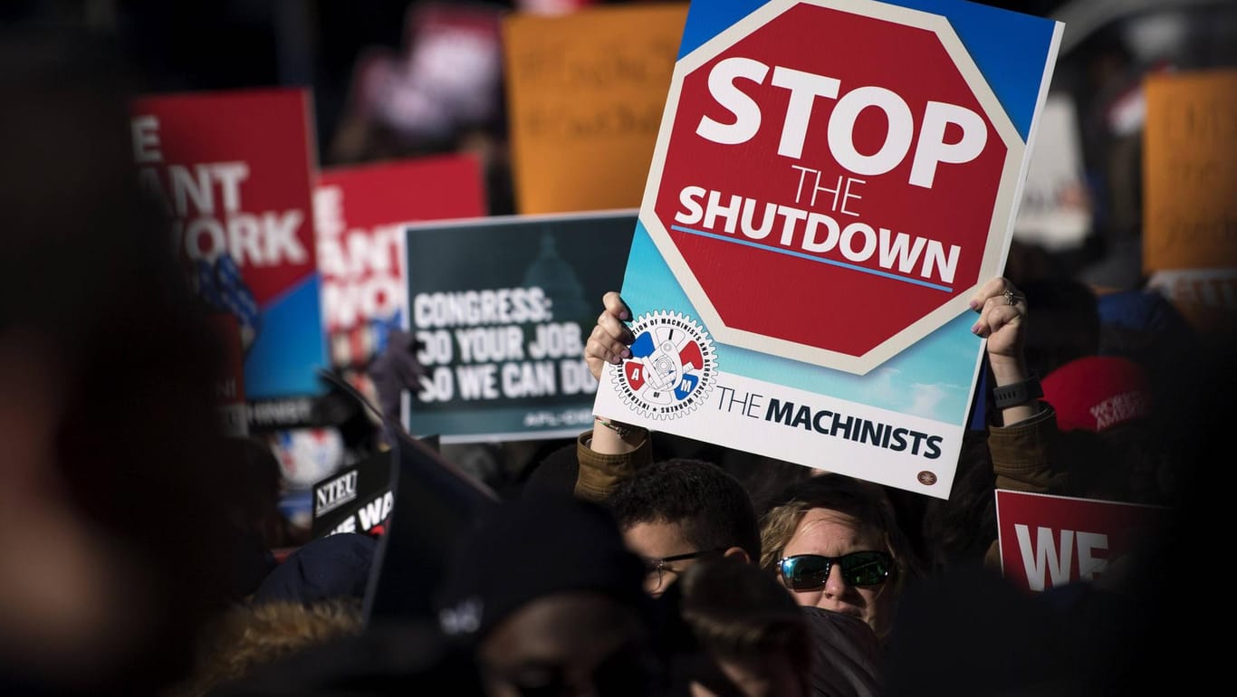 Proteste gegen den "Shutdown" vor dem Capitol in Washington: Die aktuelle Haushaltssperre ist die längste in der Geschichte der USA. Den vorherigen Rekord stellte Bill Clinton Mitte der 90er Jahre auf. Damals stand die Arbeit vieler Bundesbehörden für 21 Tage still.