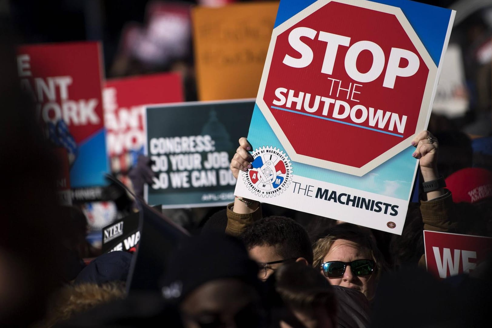 Proteste gegen den "Shutdown" vor dem Capitol in Washington: Die aktuelle Haushaltssperre ist die längste in der Geschichte der USA. Den vorherigen Rekord stellte Bill Clinton Mitte der 90er Jahre auf. Damals stand die Arbeit vieler Bundesbehörden für 21 Tage still.
