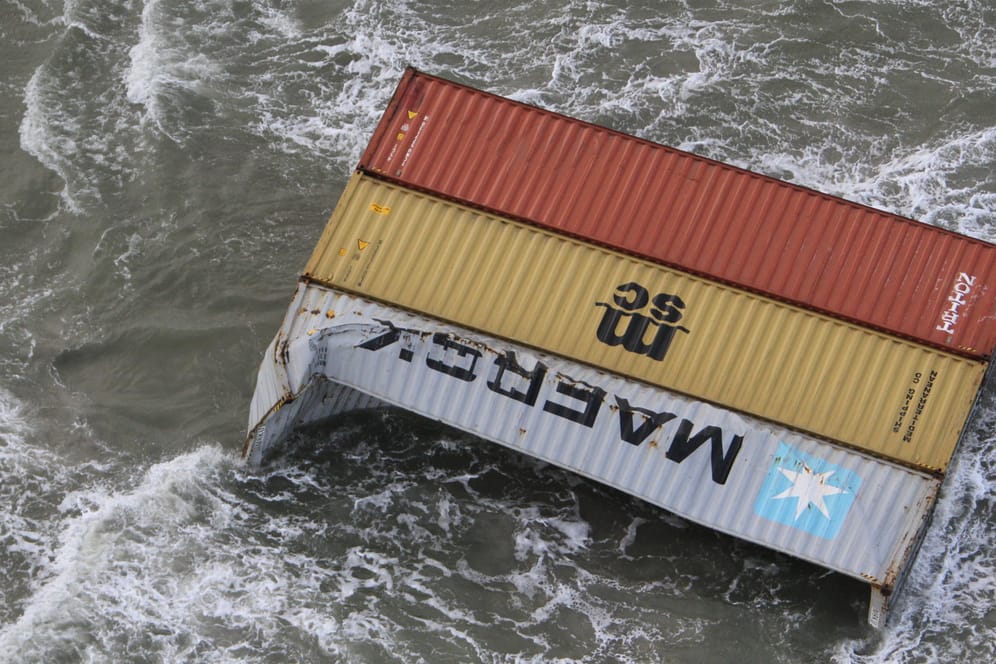 Container treiben in der Nordsee: In der Nacht zum 2. Januar hat die "MSC Zoe" fast 300 Container verloren. Die Bergung soll am Samstag beginnen und kann Monate dauern.