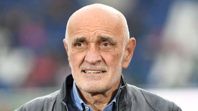 Martin Kind, Präsident von Hannover 96, ist sich mit Trainer Breitenreiter uneins über die Verpflichtung neuer Spieler. Martin Kind, Präsident von Hannover 96, ist sich mit Trainer Breitenreiter uneins über die Verpflichtung neuer Spieler.