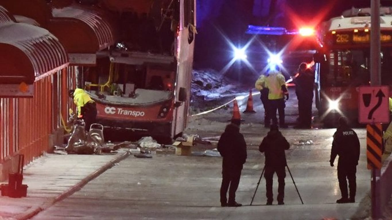 Polizisten und Ersthelfer am Ort des Unglücks in der kanadischen Hauptstadt.