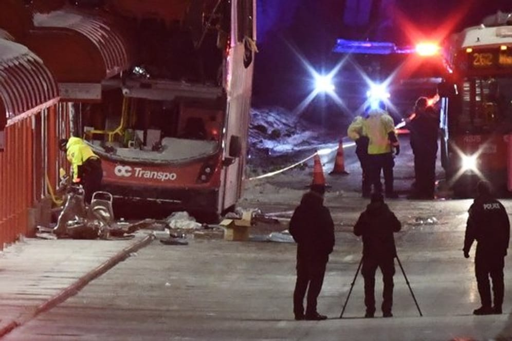 Polizisten und Ersthelfer am Ort des Unglücks in der kanadischen Hauptstadt.