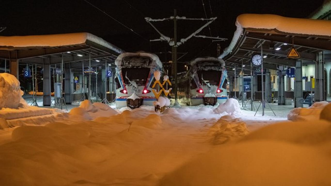 Zwei eingeschneite Züge stehen im notdürftig abgestützten Bahnhof von Berchtesgaden.