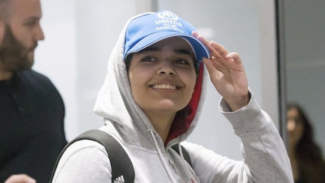 Rahaf Mohammed el-Kunun kommt am Flughafen von Toronto an. Rahaf Mohammed el-Kunun kommt am Flughafen von Toronto an.