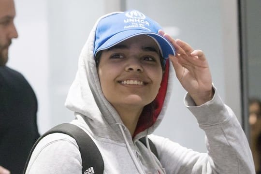 Rahaf Mohammed el-Kunun kommt am Flughafen von Toronto an.