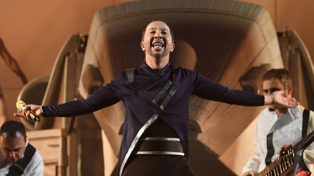 Der Schweizer Musiker DJ BoBo steht im Europapark beim Start seiner neuen Tournee "KaleidoLuna" auf der Bühne. Der Schweizer Musiker DJ BoBo steht im Europapark beim Start seiner neuen Tournee "KaleidoLuna" auf der Bühne.