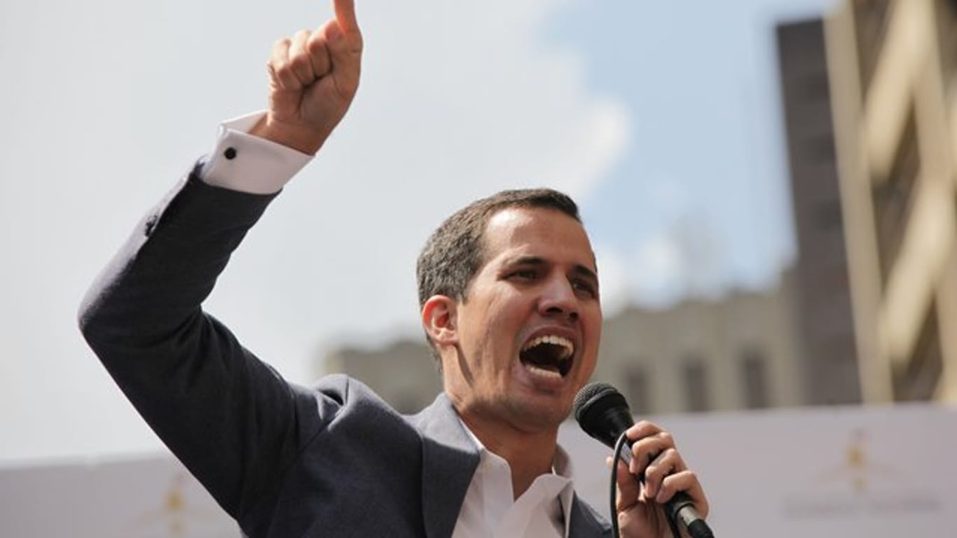 Juan Guaidó, Präsident der venezolanischen Nationalversammlung, bei einer öffentlichen Sitzung mit Mitgliedern der Opposition.