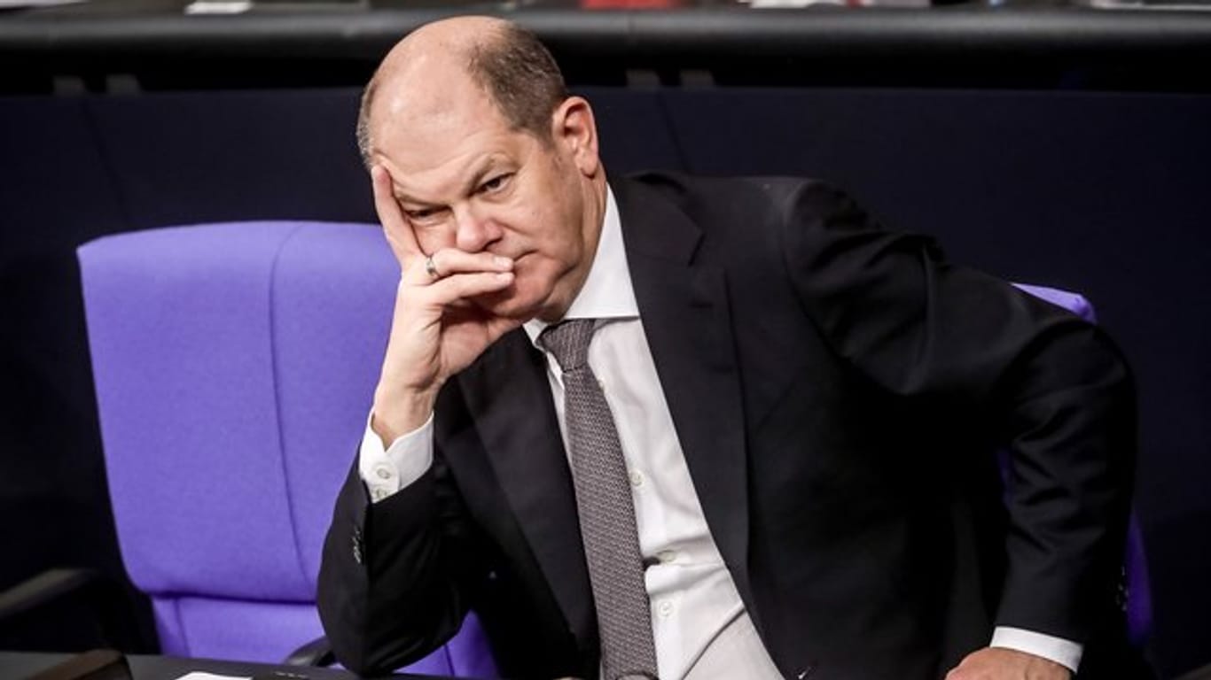 Bundesfinanzminister Olaf Scholz verfolgt Ende November im Bundestag eine Debatte zum Haushaltsgesetz-Entwurf.