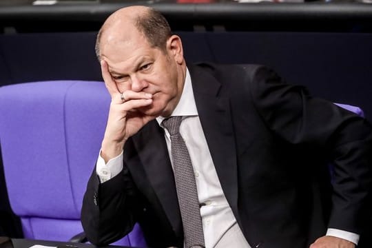 Bundesfinanzminister Olaf Scholz verfolgt Ende November im Bundestag eine Debatte zum Haushaltsgesetz-Entwurf.