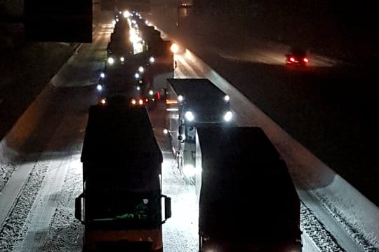 Lastkraftwagen auf der Autobahn 9 an der Anschlussstelle Hermsdorf Süd in Fahrtrichtung Triptis.