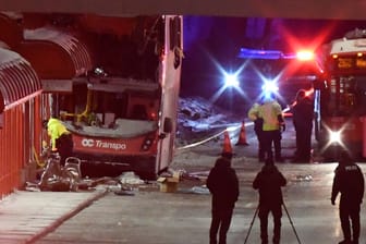 Polizisten und Ersthelfer am Unfallort in Ottawa