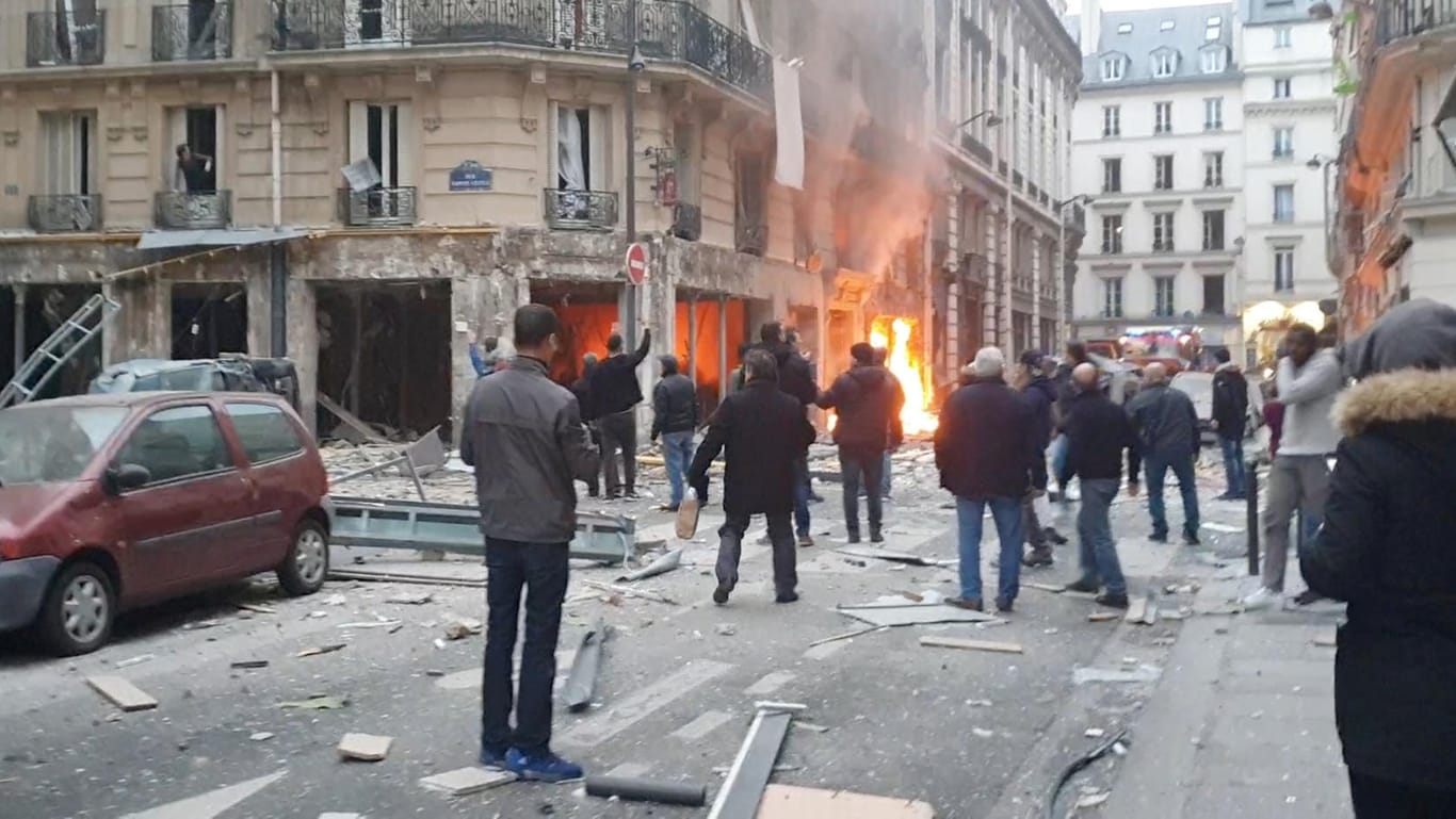 Die brennende Bäckerei nach der Explosion in der Rue de Trévise: Bei der Detonation wurden zwölf Menschen schwer verletzt.