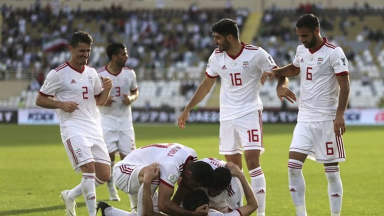 Irans Spieler feiern einen Treffer gegen Vietnam.