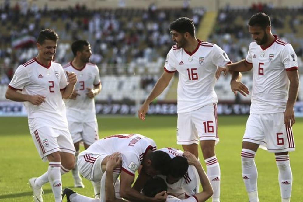 Irans Spieler feiern einen Treffer gegen Vietnam.