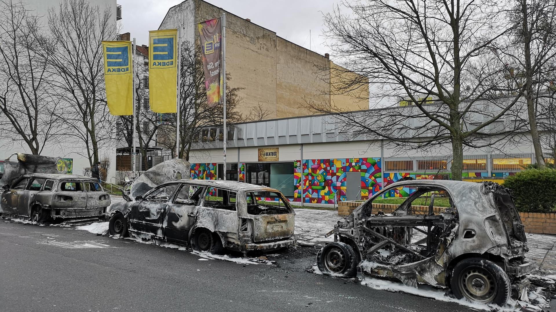 Drei abgebrannte Autos stehen im Stadtbezirk Friedrichshain: Die Polizei konnte bisher keine Angaben zur Schadenshöhe machen. Drei abgebrannte Autos stehen im Stadtbezirk Friedrichshain: Die Polizei konnte bisher keine Angaben zur Schadenshöhe machen.