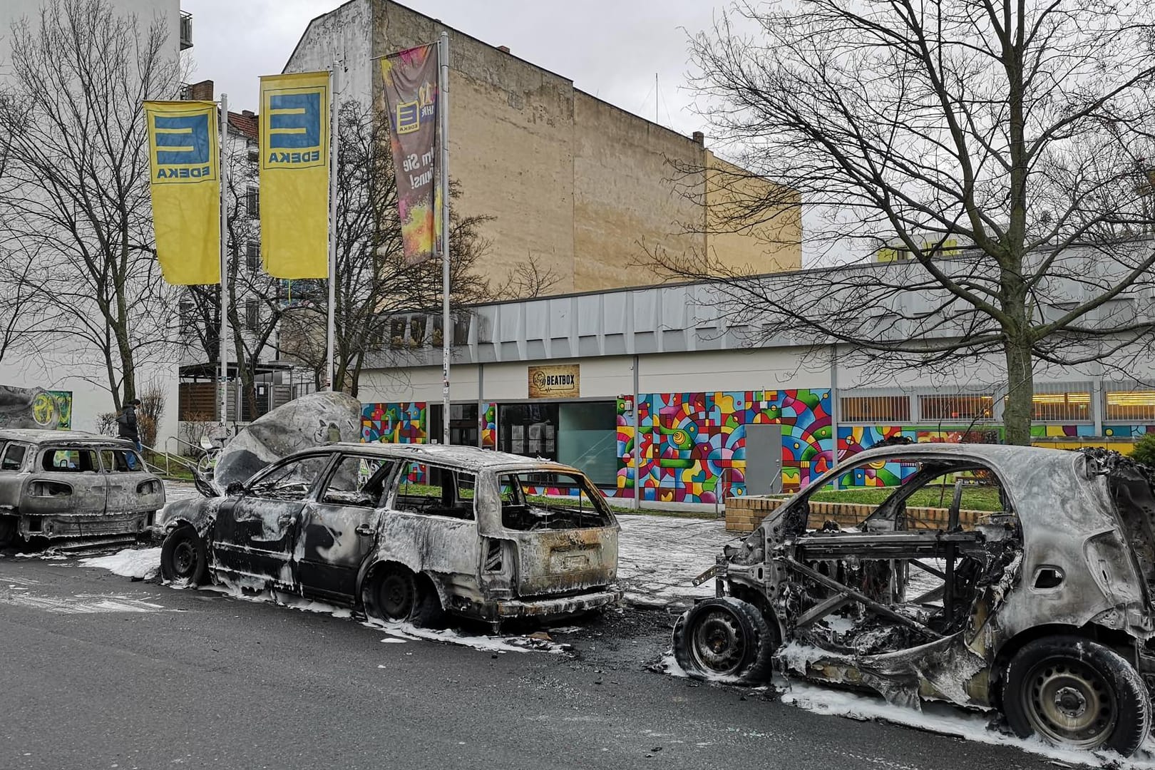 Drei abgebrannte Autos stehen im Stadtbezirk Friedrichshain: Die Polizei konnte bisher keine Angaben zur Schadenshöhe machen.