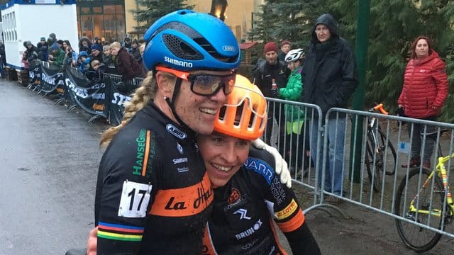 Hanka Kupfernagel (l) und Siegerin Elisabeth Brandau im Ziel in Kleinmachnow.