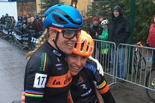 Hanka Kupfernagel (l) und Siegerin Elisabeth Brandau im Ziel in Kleinmachnow.