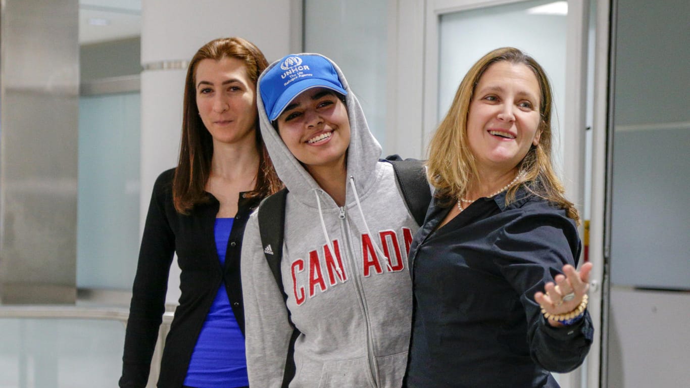Ankunft in Toronto: Rahaf Mohammed al-Kunun (Mitte) wird von der kanadischen Außenministerin Chrystia Freeland (r.) empfangen.