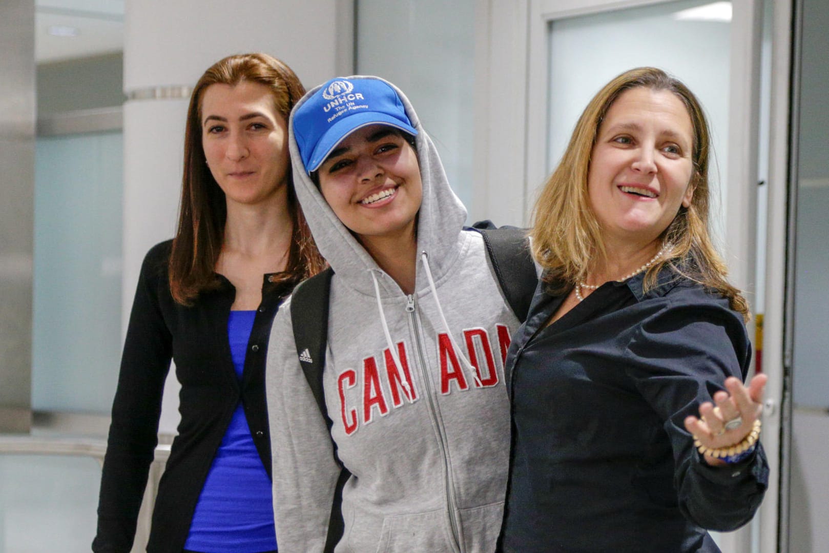 Ankunft in Toronto: Rahaf Mohammed al-Kunun (Mitte) wird von der kanadischen Außenministerin Chrystia Freeland (r.) empfangen.