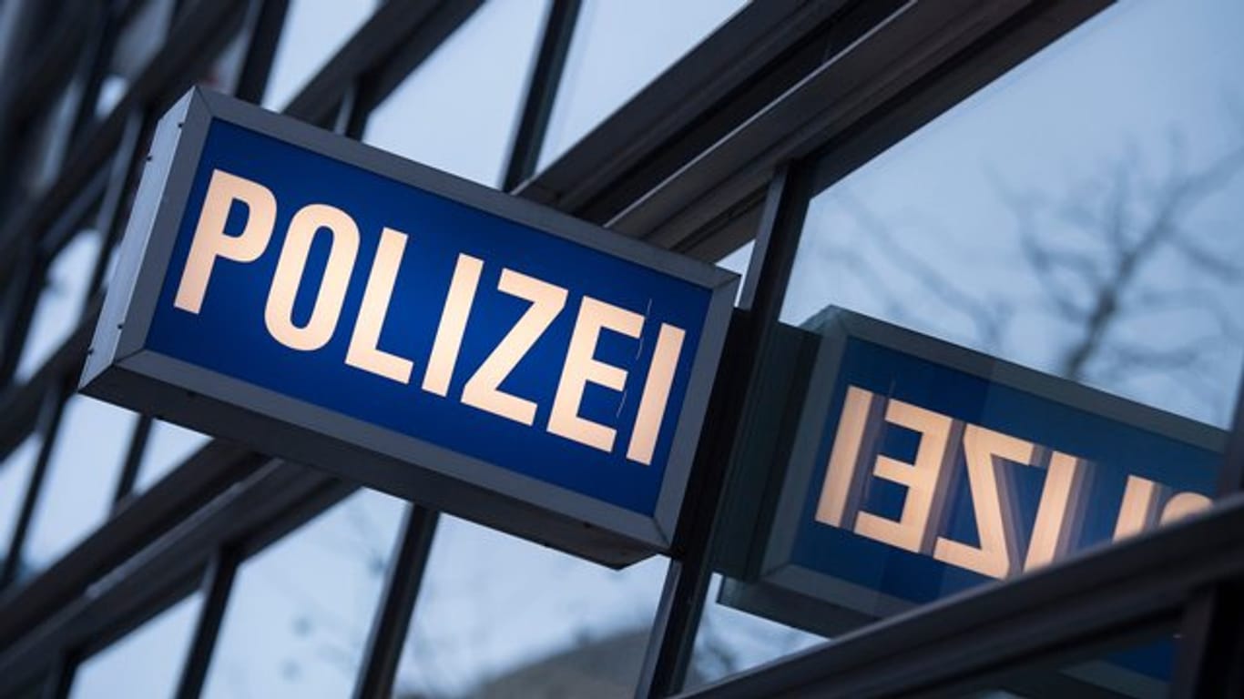 Schriftzug an einem Polizeirevier: In Bad Kreuznach haben Beamte einen Messerangreifer festgenommen.