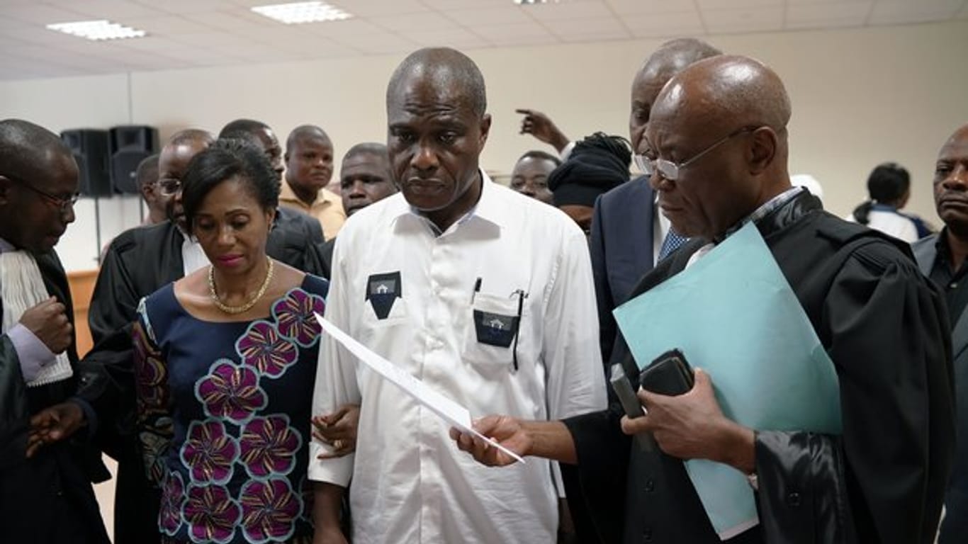 Oppositionskandidat Martin Fayulu (M) legt beim Verfassungsgericht in Kinshasa offiziell Einspruch gegen die Ergebnisse der Wahlkommission ein.