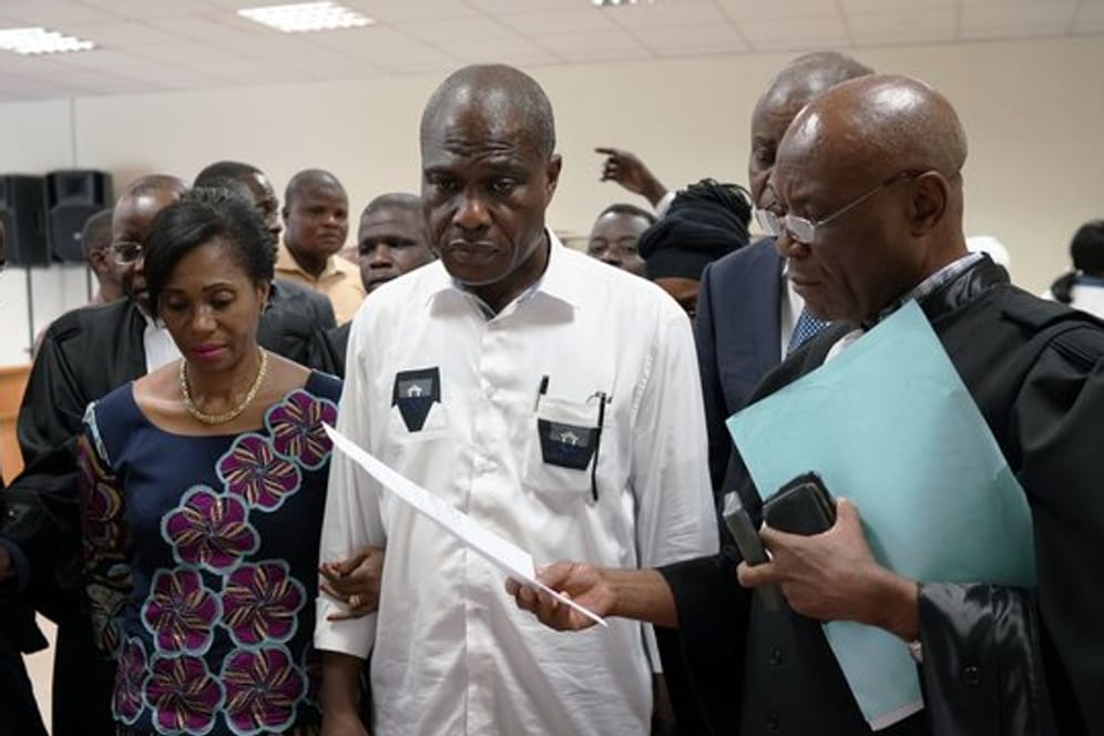 Oppositionskandidat Martin Fayulu (M) legt beim Verfassungsgericht in Kinshasa offiziell Einspruch gegen die Ergebnisse der Wahlkommission ein.