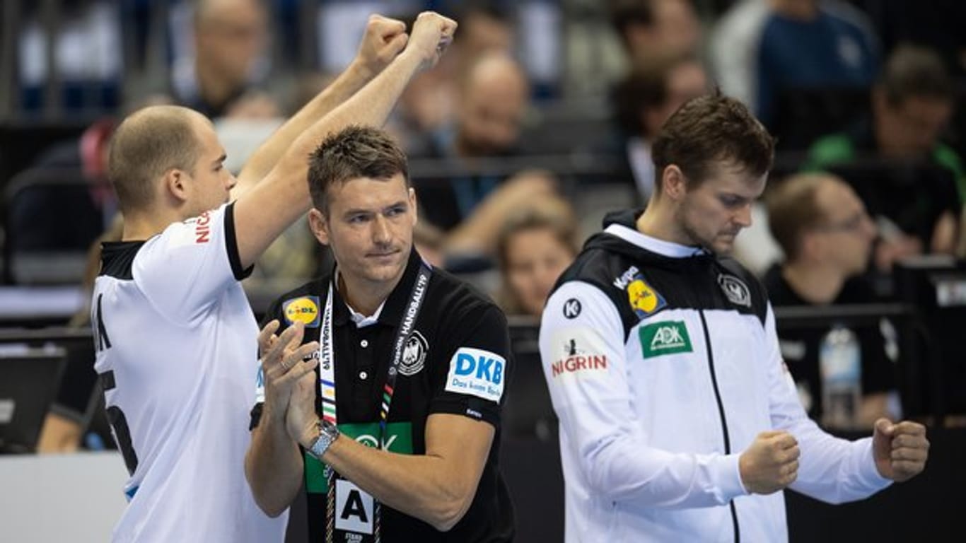 Deutschlands Trainer Christian Prokop (M) jubelt über den Sieg seiner Mannschaft gegen Brasilien.