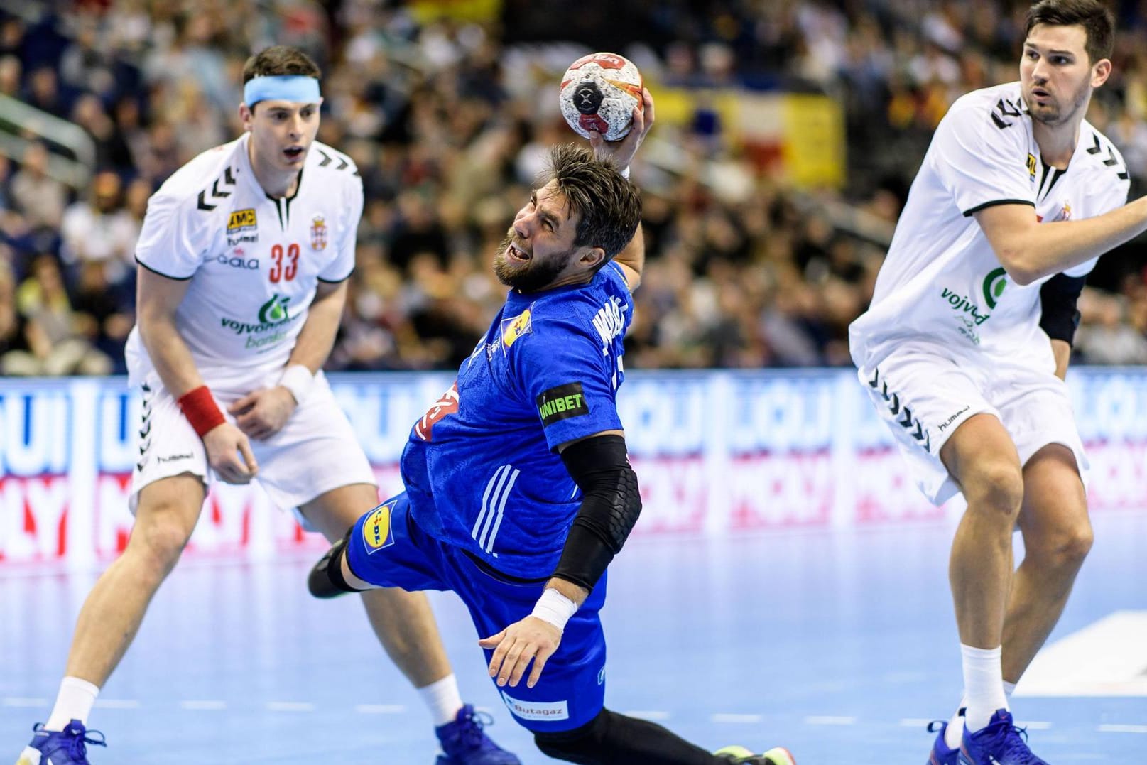 Stark: Luka Karabatic (M.) im Angriff gegen Serbien.