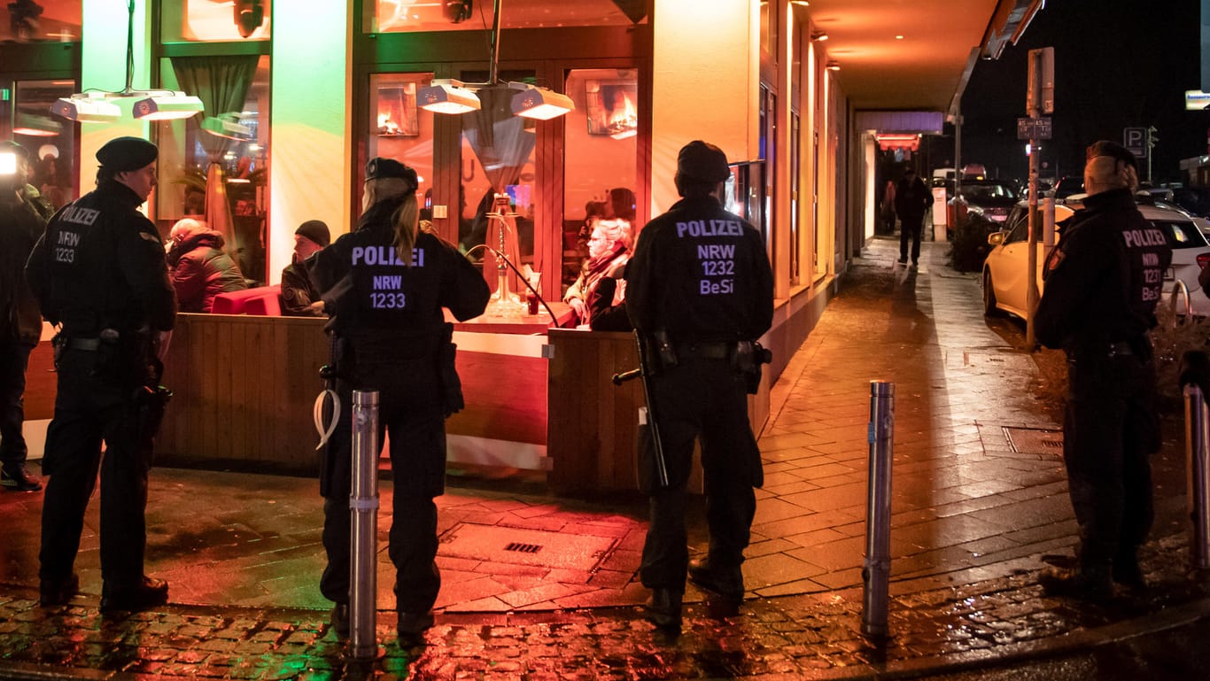 Großeinsatz in NRW: Polizisten sichern eine Shisha-Bar in Bochum.