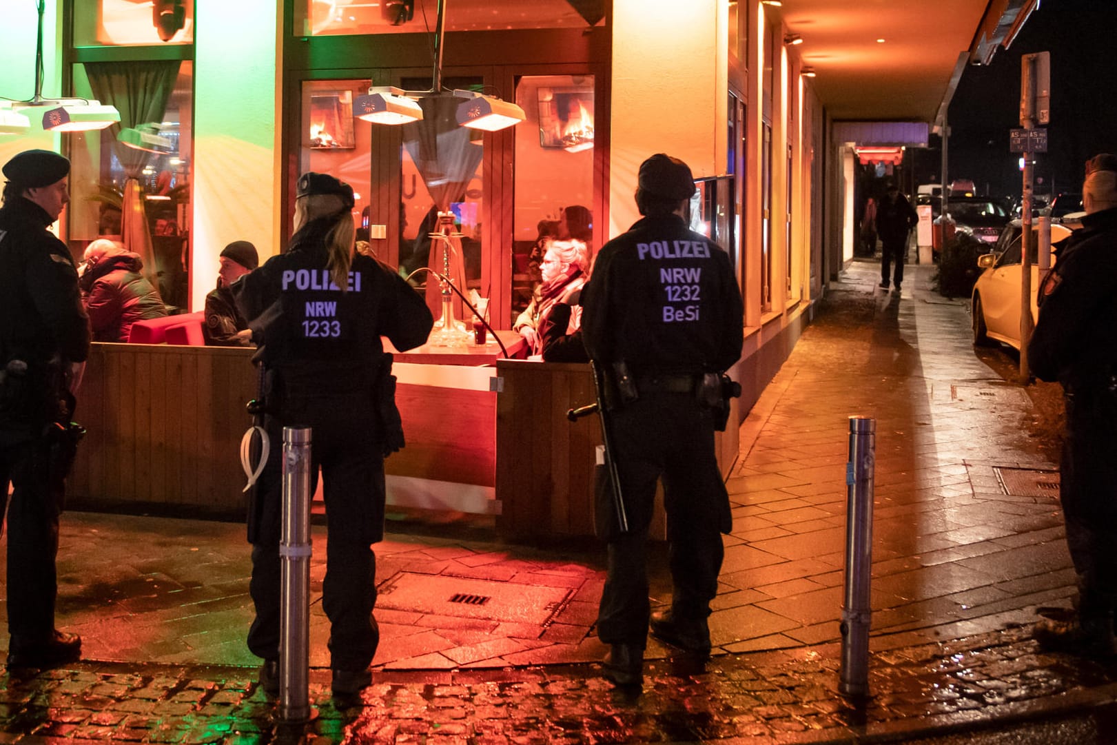 Großeinsatz in NRW: Polizisten sichern eine Shisha-Bar in Bochum.