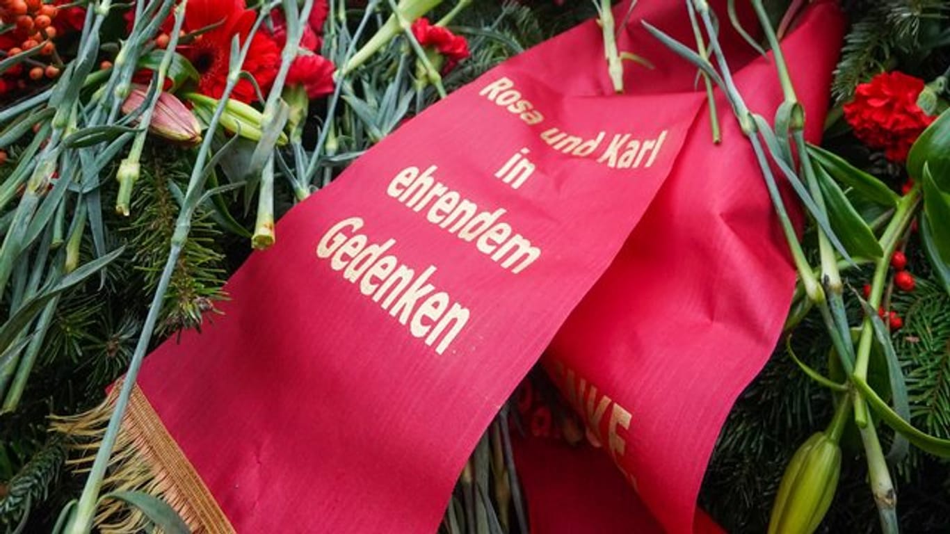 Mit Kränzen und roten Nelken wird auf dem Zentralfriedhof Friedrichsfelde der 1919 ermordeten Kommunistenführer Rosa Luxemburg und Karl Liebknecht gedacht.
