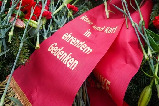 Mit Kränzen und roten Nelken wird auf dem Zentralfriedhof Friedrichsfelde der 1919 ermordeten Kommunistenführer Rosa Luxemburg und Karl Liebknecht gedacht.