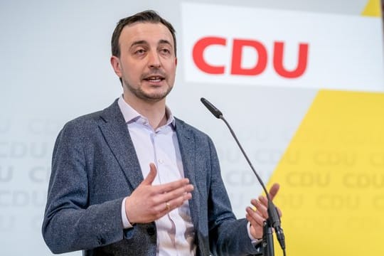 Paul Ziemiak, Generalsekretär der CDU, spricht vor Beginn der Klausurtagung des CDU-Bundesvorstands in Potsdam.
