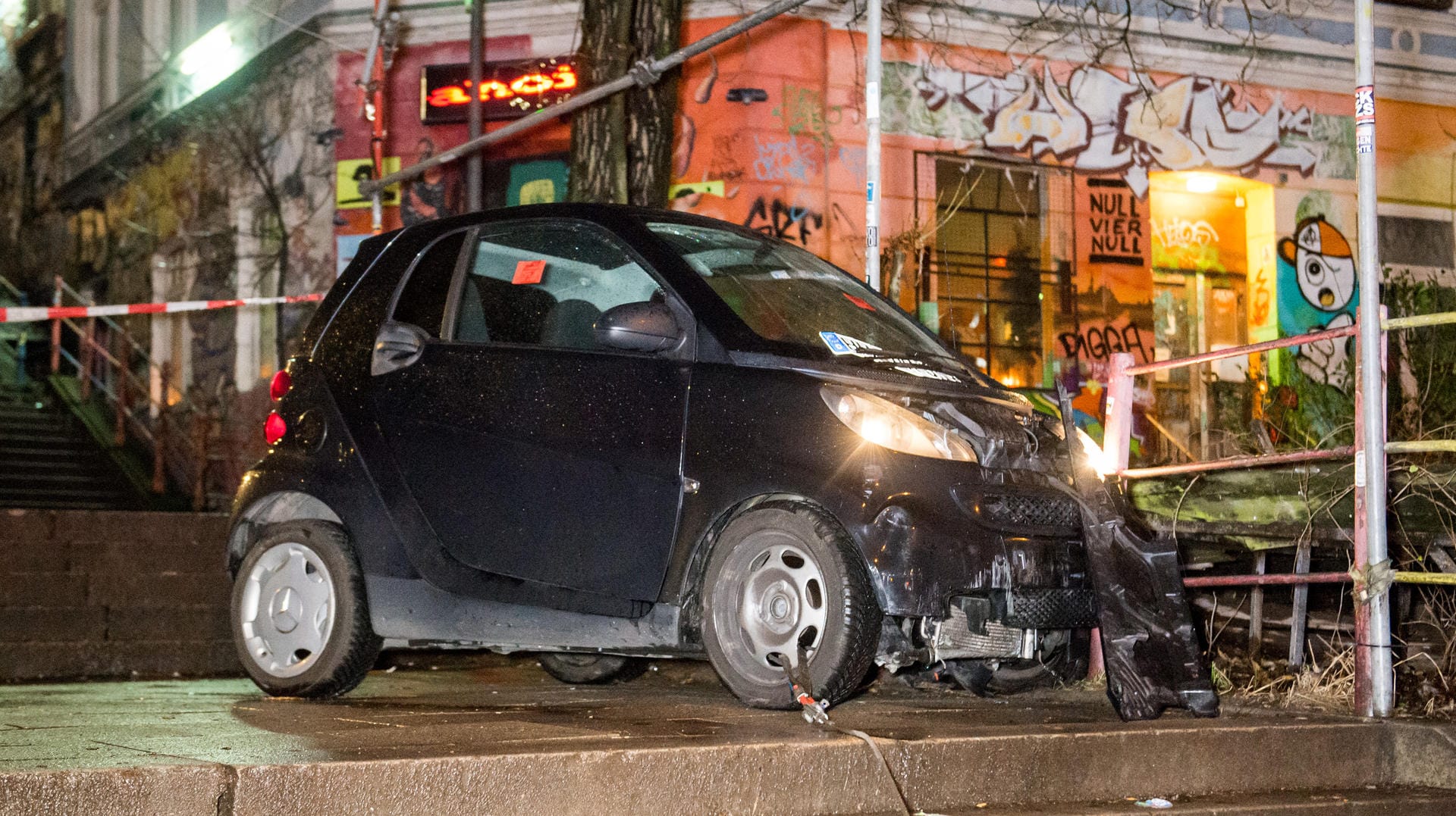 Das Auto raste die Treppe herunter: In St. Pauli wird nach zwei Männern gefahndet. Das Auto raste die Treppe herunter: In St. Pauli wird nach zwei Männern gefahndet.