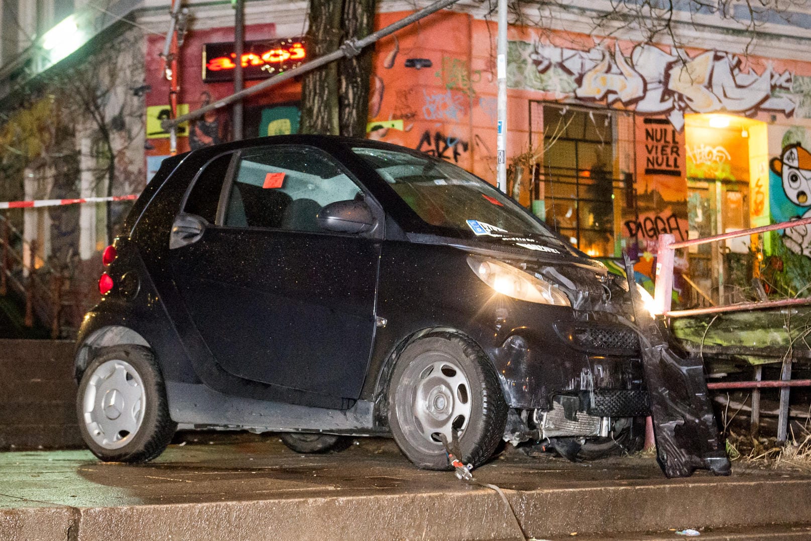 Das Auto raste die Treppe herunter: In St. Pauli wird nach zwei Männern gefahndet.