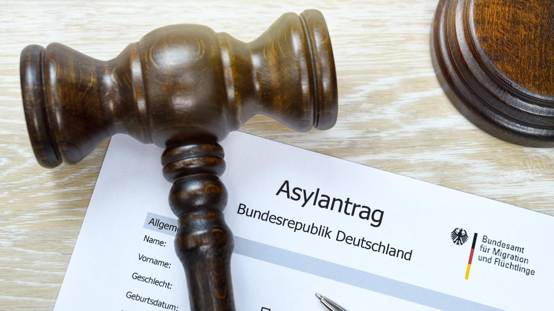 Asylantrag: Weniger Menschen haben im vergangenen Jahr Asyl beantragt. Asylantrag: Weniger Menschen haben im vergangenen Jahr Asyl beantragt.