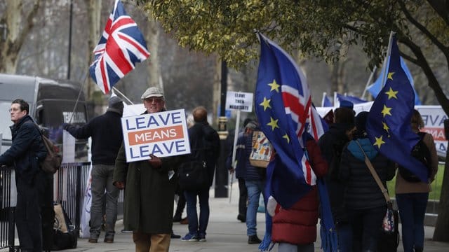 Anti- und Pro-Brexit-Demonstranten protestieren in der Nähe des britischen Parlaments in London. Anti- und Pro-Brexit-Demonstranten protestieren in der Nähe des britischen Parlaments in London.