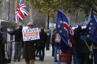 Anti- und Pro-Brexit-Demonstranten protestieren in der Nähe des britischen Parlaments in London.
