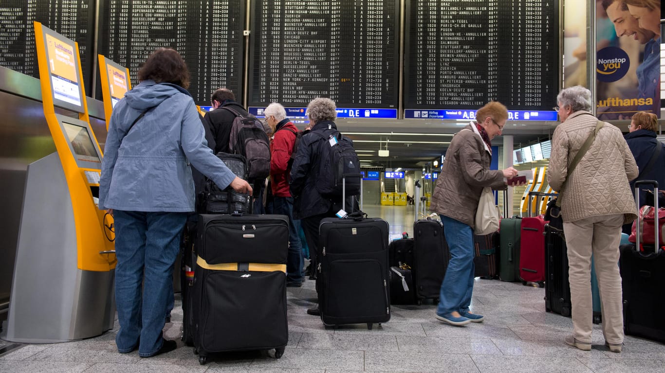 Reisende warten am Flughafen: Etwa 60 Prozent aller Passagiere müssen trotz Warnstreiks nicht mit Komplikationen rechnen.