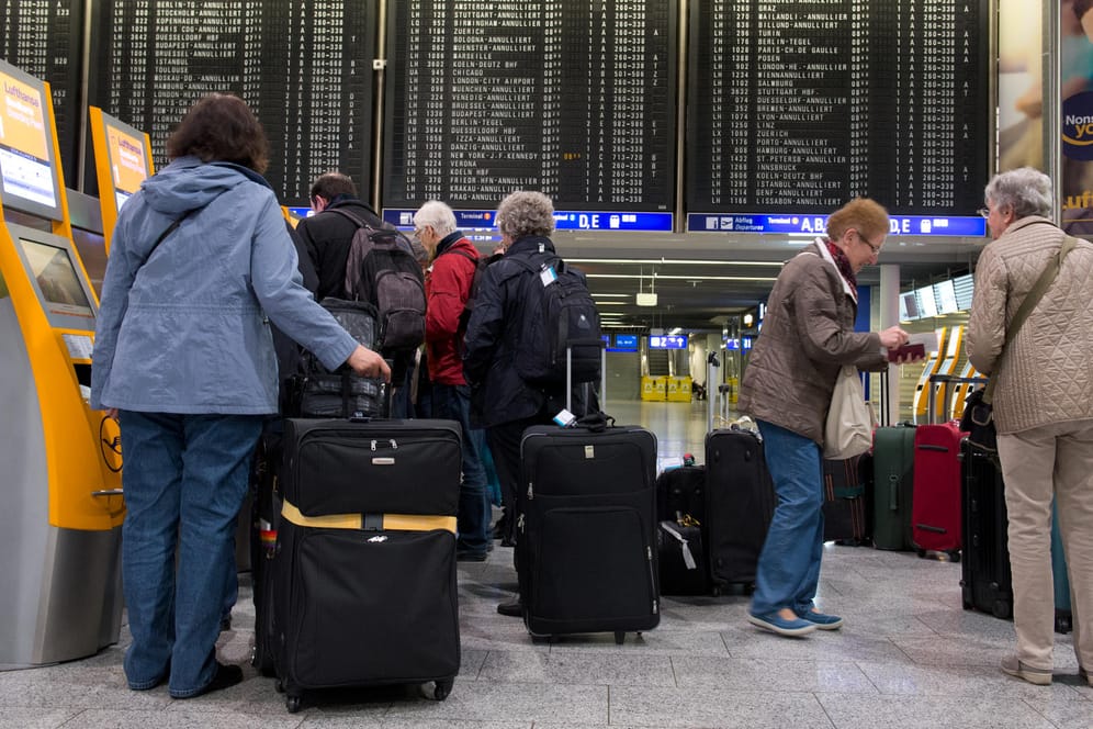 Reisende warten am Flughafen: Etwa 60 Prozent aller Passagiere müssen trotz Warnstreiks nicht mit Komplikationen rechnen.