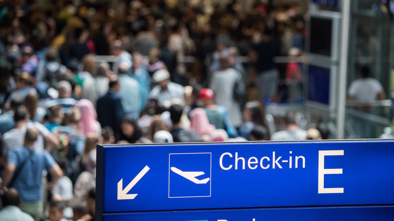 Reisende vor der Sicherheitskontrolle: Fluggästen, die ab Frankfurt reisen, wird geraten, während des Streiks nicht zum Flughafen zu kommen.