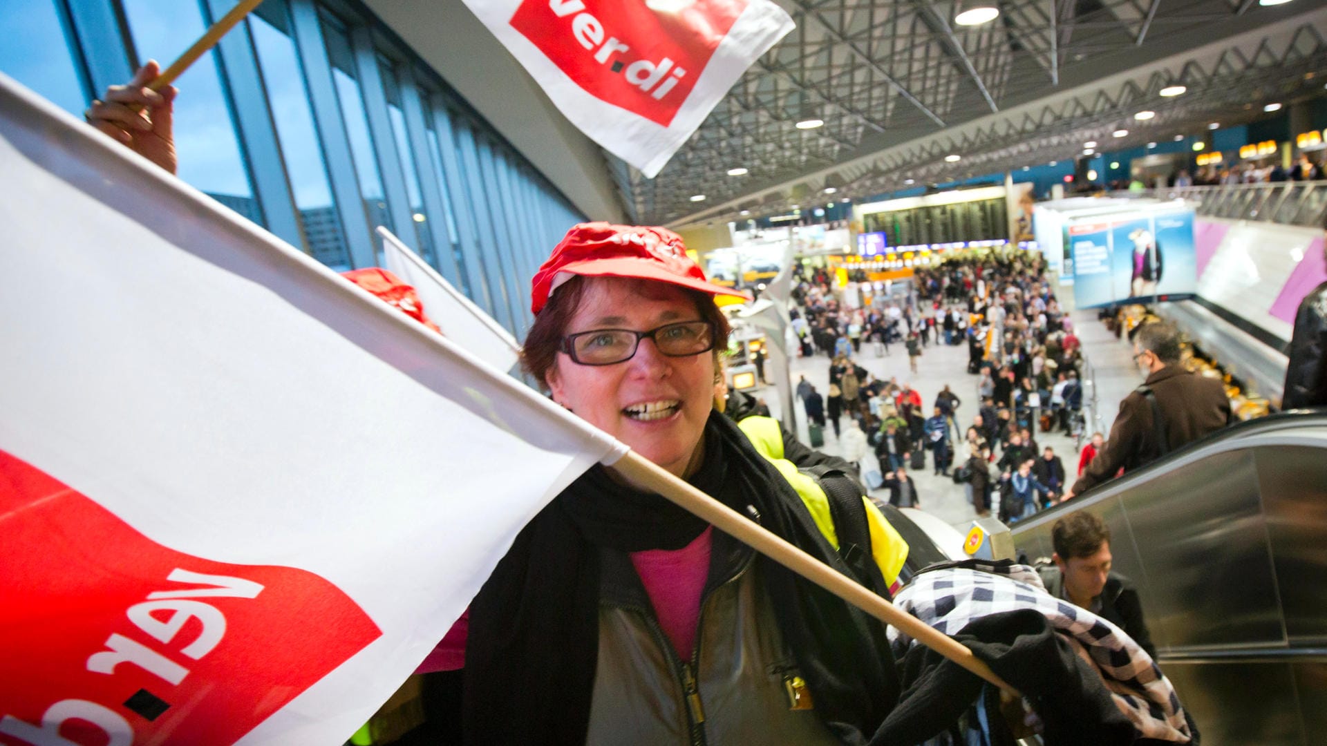 Warnstreik am Flughafen: Etwa 5.000 Mitarbeiter, die für die Kontrolle von Passagieren und Fracht zuständig sind, wurden zu einem fast ganztägigen Warnstreik aufgerufen.