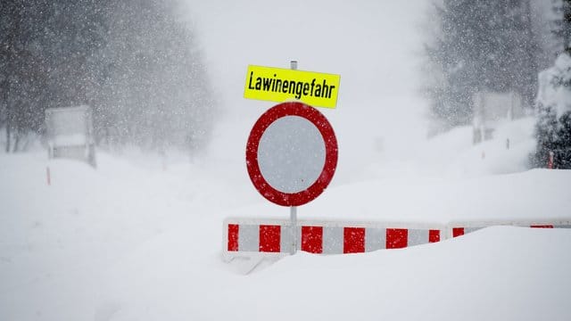 Eine wegen Lawinengefahr gesperrte Straße in Österreich.