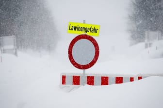 Eine wegen Lawinengefahr gesperrte Straße in Österreich.