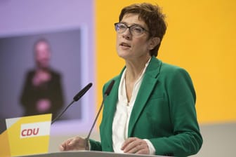 Annegret Kramp-Karrenbauer: Die CDU-Chefin will die Flüchtlingspolitik unter neuen Gesichtspunkten betrachten.