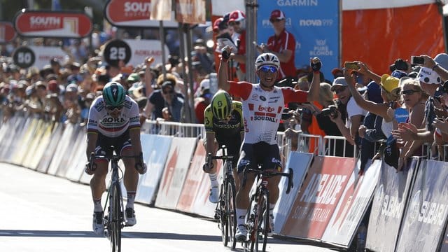 Caleb Ewan (r) setzte sich vor Peter Sagan (l) durch.