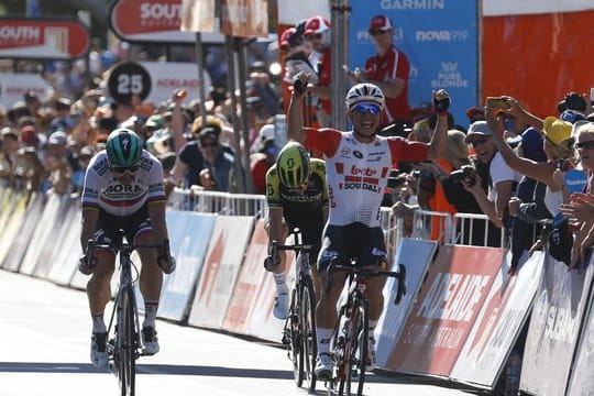 Caleb Ewan (r) setzte sich vor Peter Sagan (l) durch.