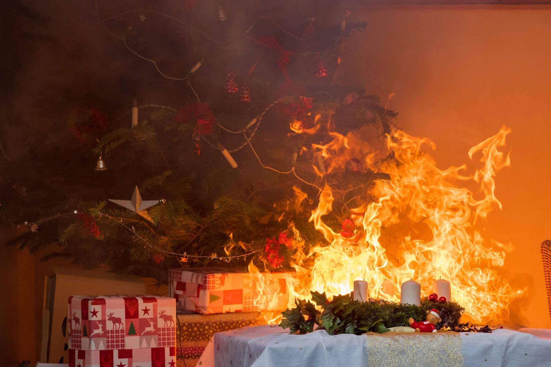 Brennender Weihnachtsbaum: In Hamburg musste die Feuerwehr wegen eines Wohnungsbrandes anrücken. (Symbolbild)